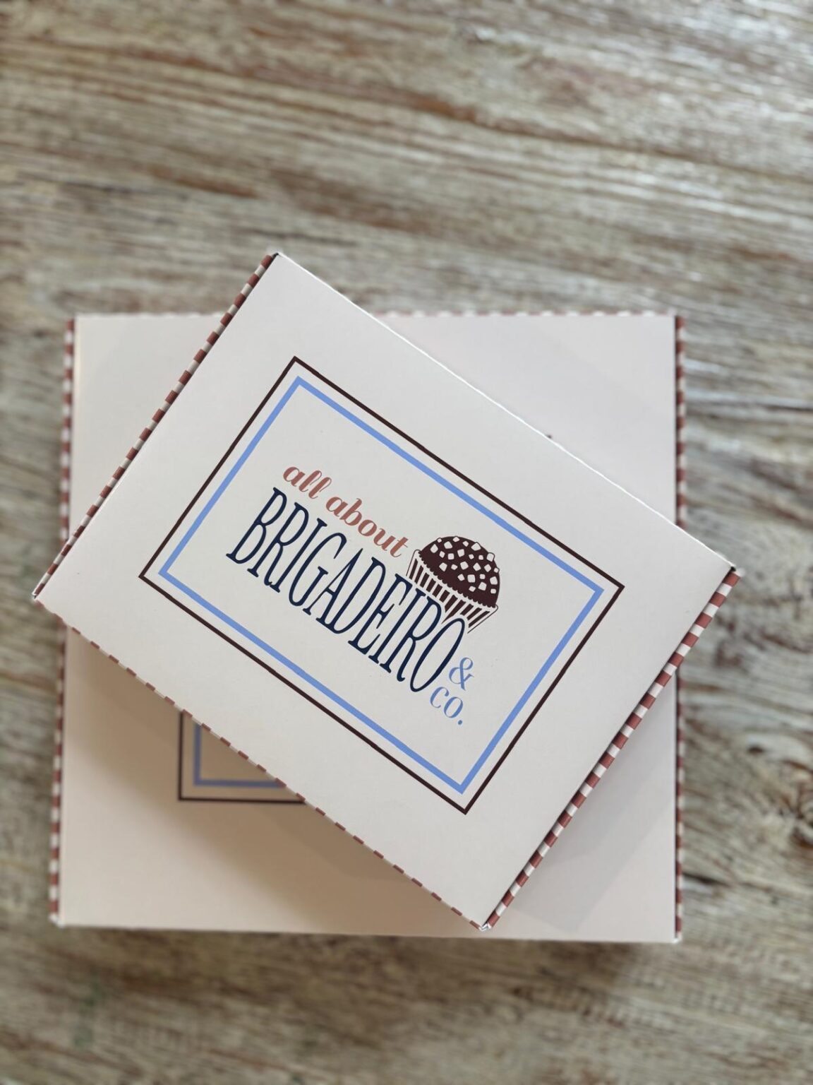 Caixa personalizada de brigadeiros All About Brigadeiro & Co.